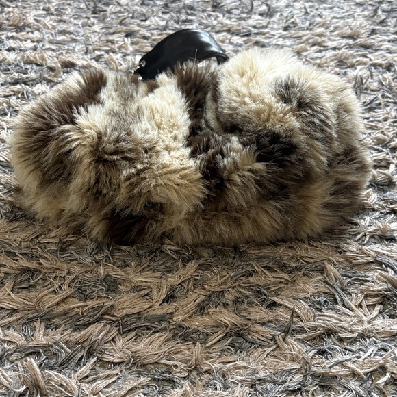 Elegant Faux Fur Shoulder Bag with Chain Handle - Picture 4 of 11